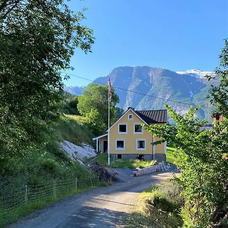 Nesje Gardstun Villa Oppstryn